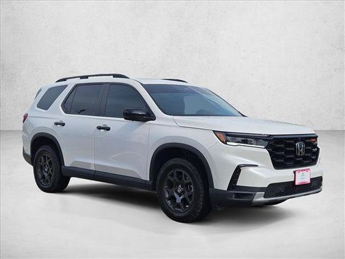 Used 2025 Honda Pilot TrailSport image 3