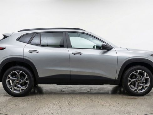 Used 2025 Chevrolet Trax LT w/ LT Convenience Package image 11