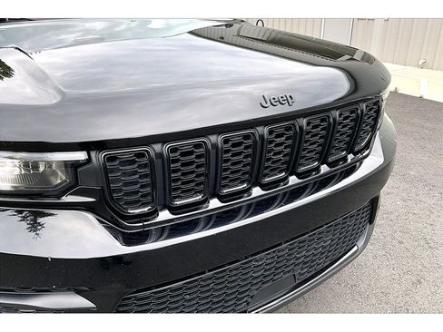 Used 2022 Jeep Grand Cherokee Altitude AWD/4WD image 30