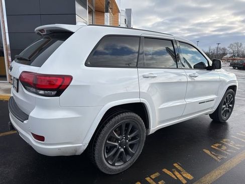 Used 2017 Jeep Grand Cherokee Altitude image 6