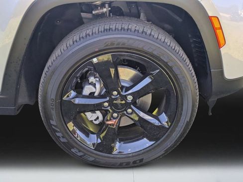 New 2025 Jeep Grand Cherokee Altitude image 9