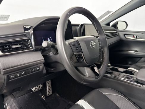 Used 2025 Toyota Camry SE FWD image 4