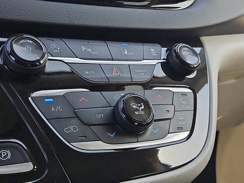 Certified 2024 Chrysler Pacifica Touring-L FWD image 20