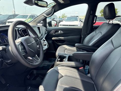 Used 2025 Chrysler Pacifica Select FWD image 12