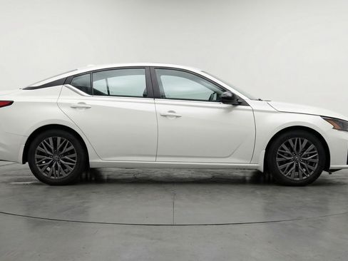 Used 2025 Nissan Altima 2.5 SV FWD image 11