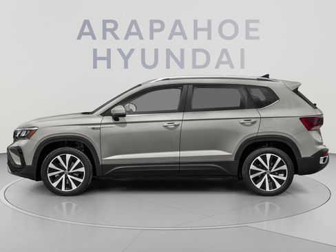 Used 2022 Volkswagen Taos SE FWD image 3