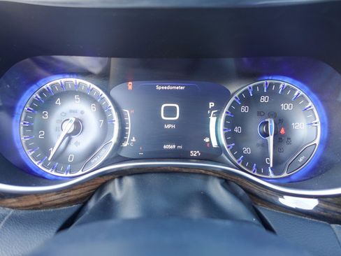 Used 2023 Chrysler Pacifica Limited image 16