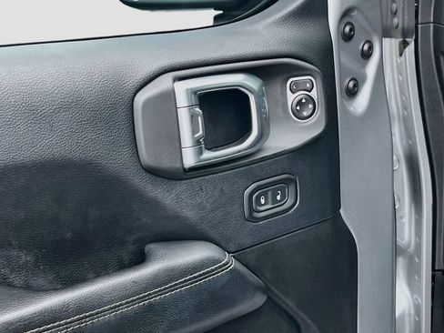 Used 2018 Jeep Wrangler Unlimited Sahara AWD/4WD image 18