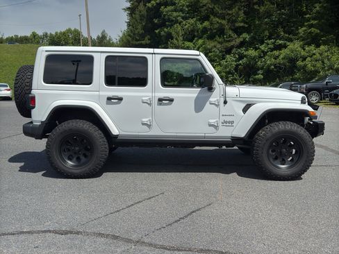 Used 2019 Jeep Wrangler Unlimited Sahara w/ Cold Weather Group AWD/4WD image 12
