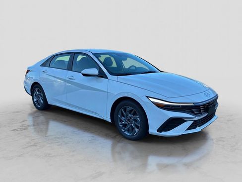 Used 2024 Hyundai Elantra SEL FWD image 3