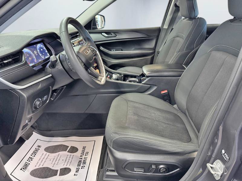 Used 2023 Jeep Grand Cherokee Laredo AWD/4WD image 15
