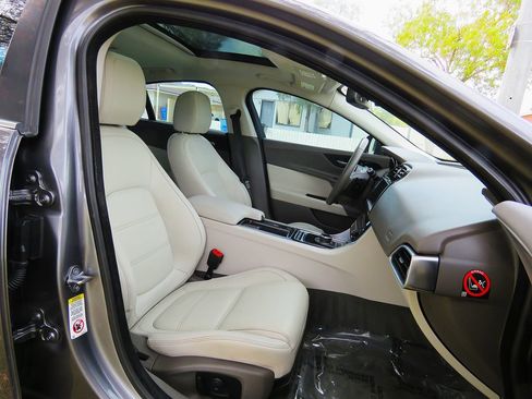 Used 2018 Jaguar XE Prestige image 15