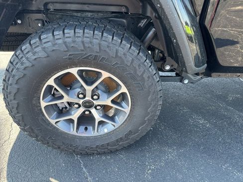New 2025 Jeep Gladiator Sport image 5