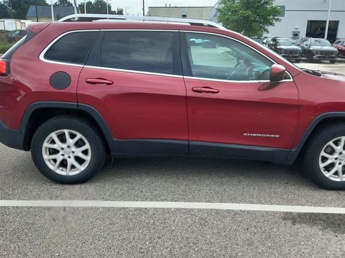 Used 2016 Jeep Cherokee Latitude w/ Comfort/Convenience Group AWD/4WD image 3