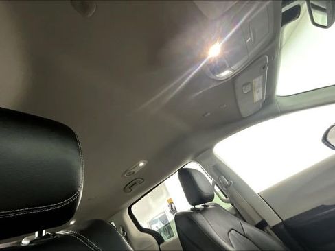 Used 2022 Chrysler Pacifica Touring-L image 21