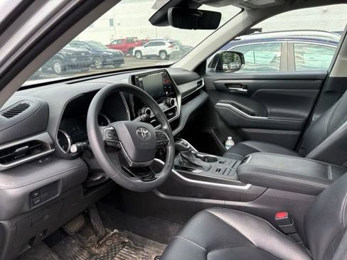 Used 2021 Toyota Highlander XLE AWD/4WD image 9
