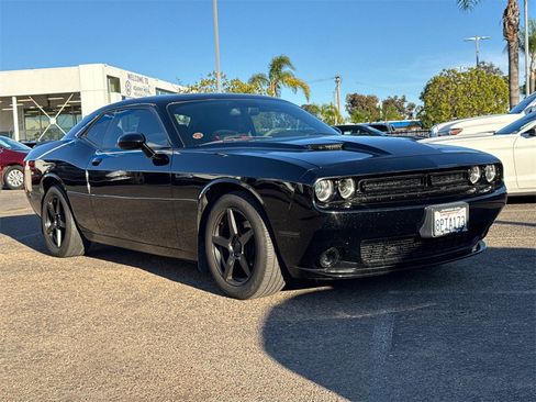 Used 2016 Dodge Challenger SXT image 2
