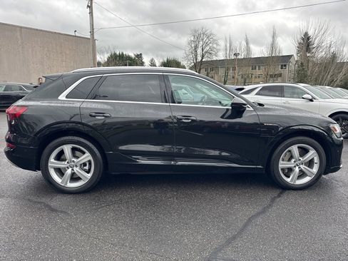 Used 2019 Audi e-tron Prestige w/ Prestige Package image 8