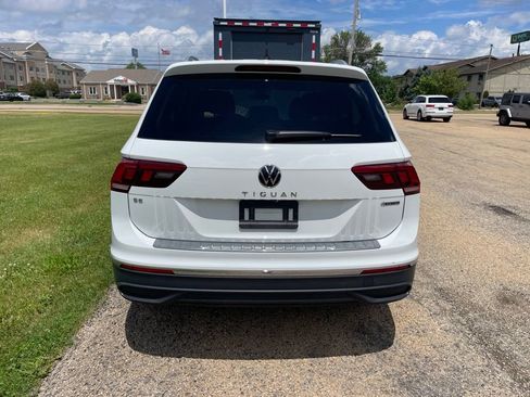 Used 2024 Volkswagen Tiguan SE w/ Panoramic Sunroof Package AWD/4WD image 3
