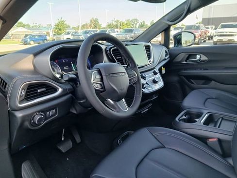 New 2027 Chrysler Pacifica Select AWD/4WD image 9