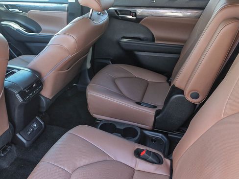 Certified 2025 Toyota Highlander Limited image 19