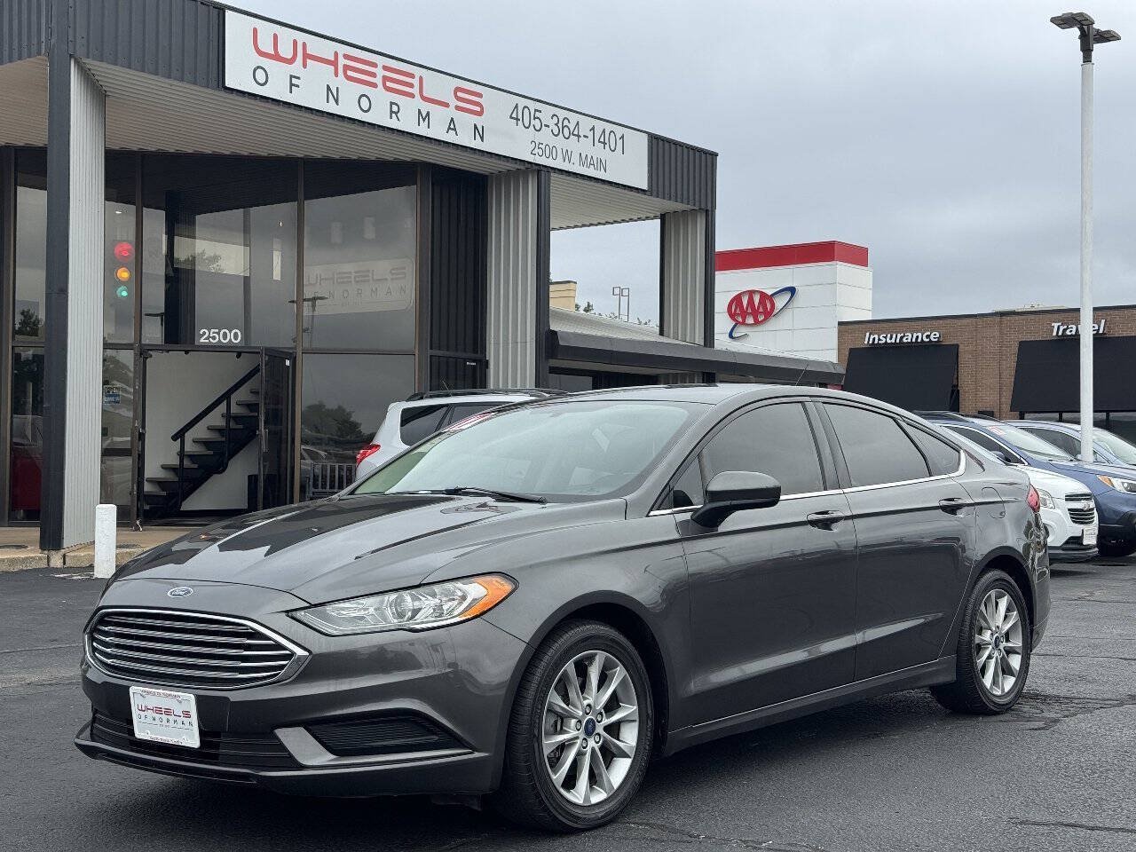 Used 2017 Ford Fusion SE w/ Fusion SE Technology Package FWD image 1