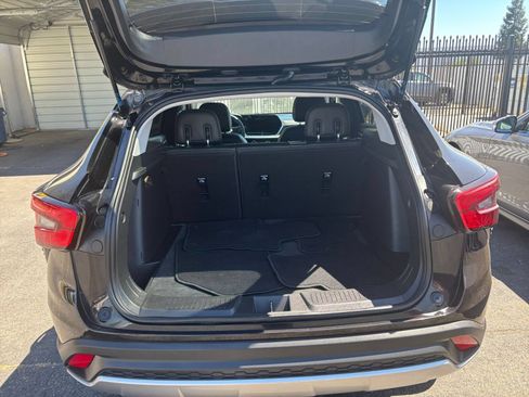 Used 2025 Chevrolet Trax LT FWD image 29