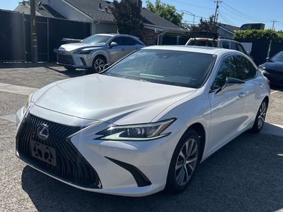 Used 2019 Lexus ES 300h w/ Accessory Package 2