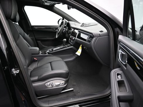 Certified 2026 Porsche Macan AWD/4WD image 28