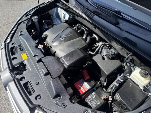 Used 2019 Toyota Highlander XLE image 10