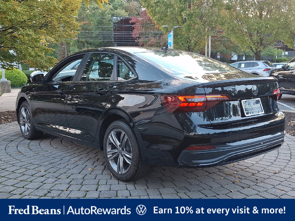 Certified 2022 Volkswagen Jetta SE w/ Panoramic Sunroof Package FWD image 5