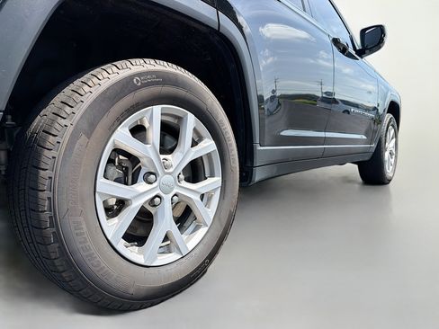 Used 2022 Jeep Grand Cherokee L Limited AWD/4WD image 16