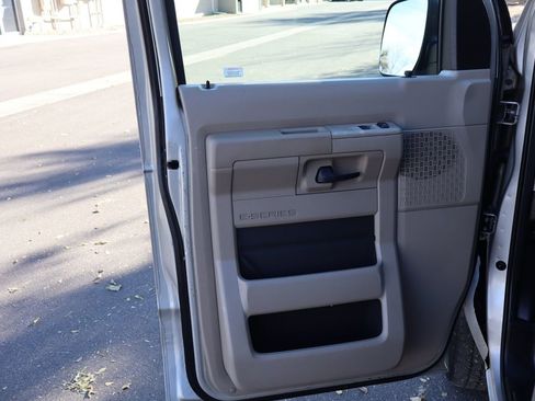 Used 2009 Ford E-350 and Econoline 350 Super Duty Wagon image 25
