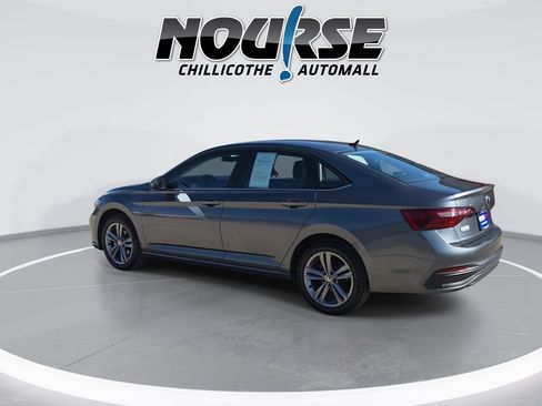 Used 2024 Volkswagen Jetta SE FWD image 6