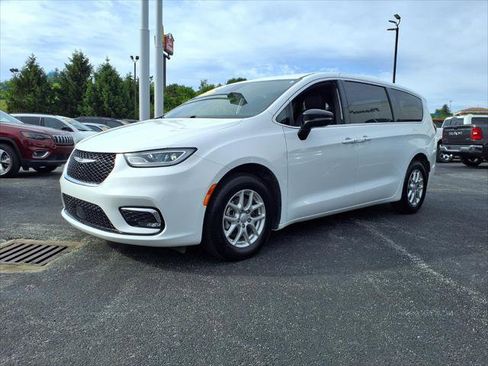 Certified 2025 Chrysler Pacifica Select FWD image 1