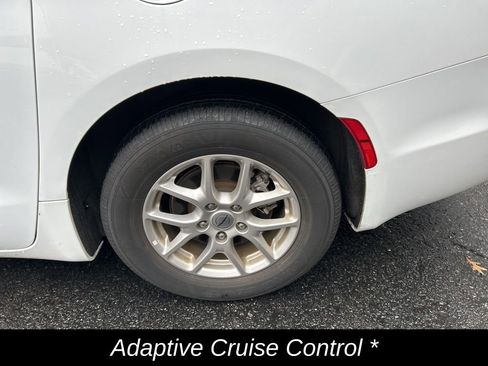 Certified 2024 Chrysler Pacifica Touring-L image 10