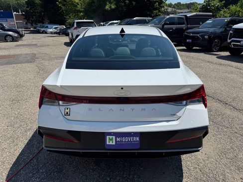 Used 2025 Hyundai Elantra Limited FWD image 4