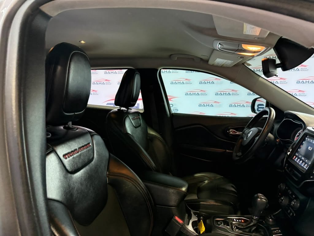 Used 2020 Jeep Cherokee Trailhawk AWD/4WD image 52