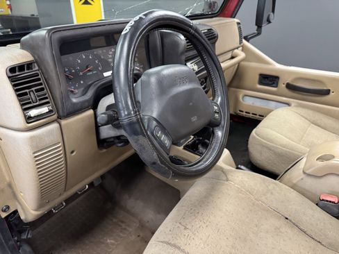 Used 2001 Jeep Wrangler SE image 9