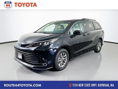 Used 2024 Toyota Sienna XLE FWD image 1