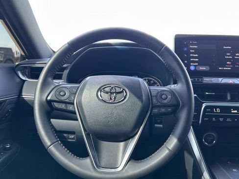 Used 2024 Toyota Venza XLE image 18