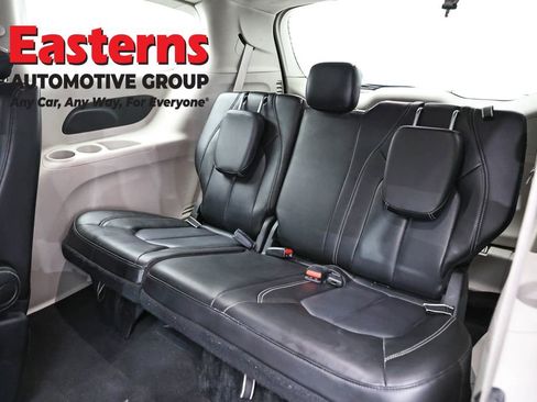 Used 2023 Chrysler Pacifica Touring-L FWD image 27