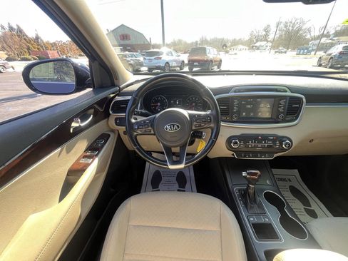 Used 2017 Kia Sorento LX w/ LX Convenience Package image 4
