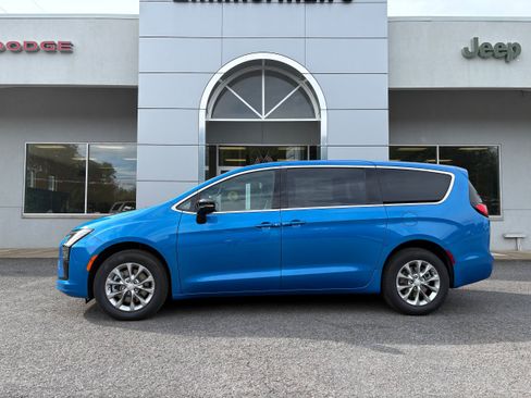 New 2027 Chrysler Pacifica Select AWD/4WD image 2