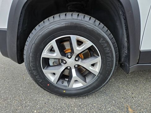 Used 2018 Jeep Cherokee Trailhawk AWD/4WD image 9