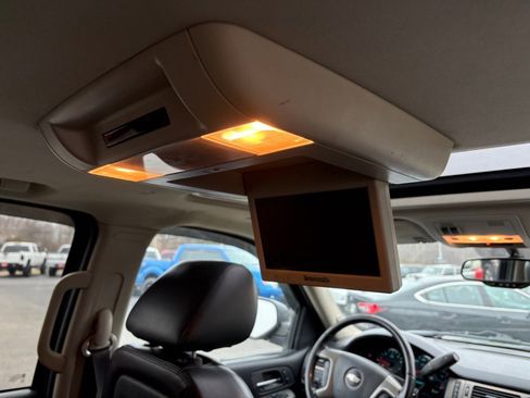 Used 2014 Chevrolet Suburban LT image 13