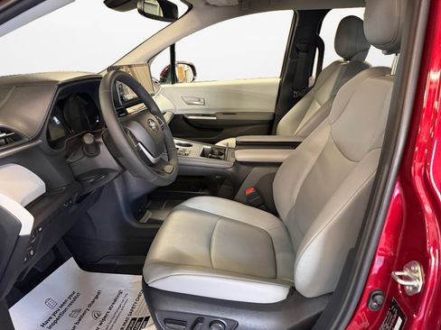 Certified 2026 Toyota Sienna XLE FWD image 9