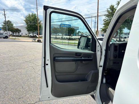 Used 2019 Nissan NV 2500 SV RWD image 22