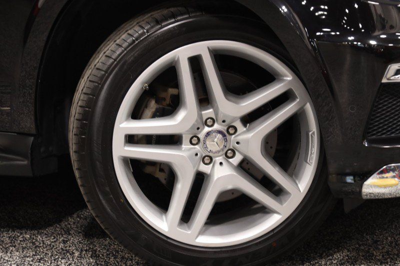 Used 2015 Mercedes-Benz GL 550 4MATIC image 4