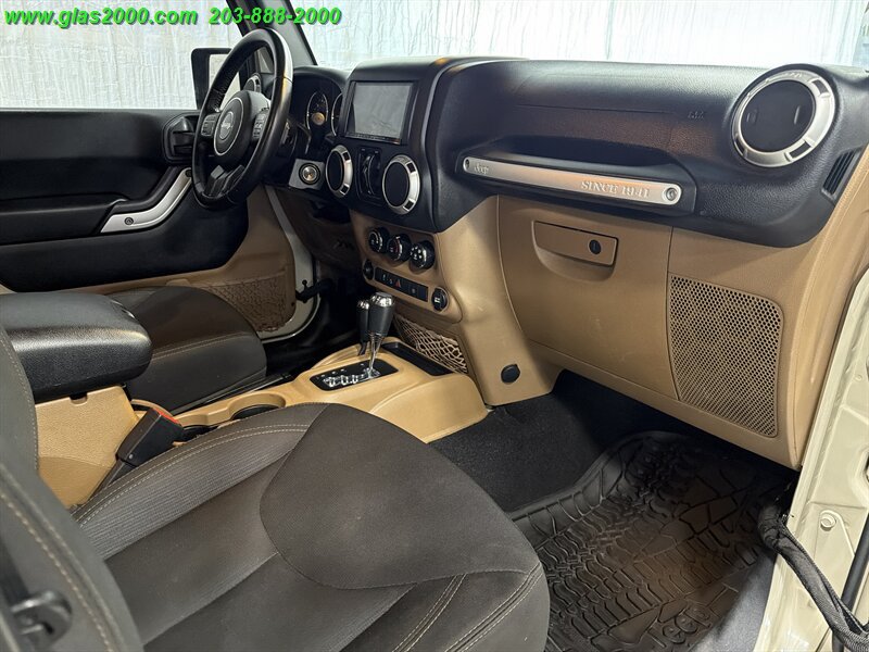 Used 2017 Jeep Wrangler Unlimited Sahara AWD/4WD image 5